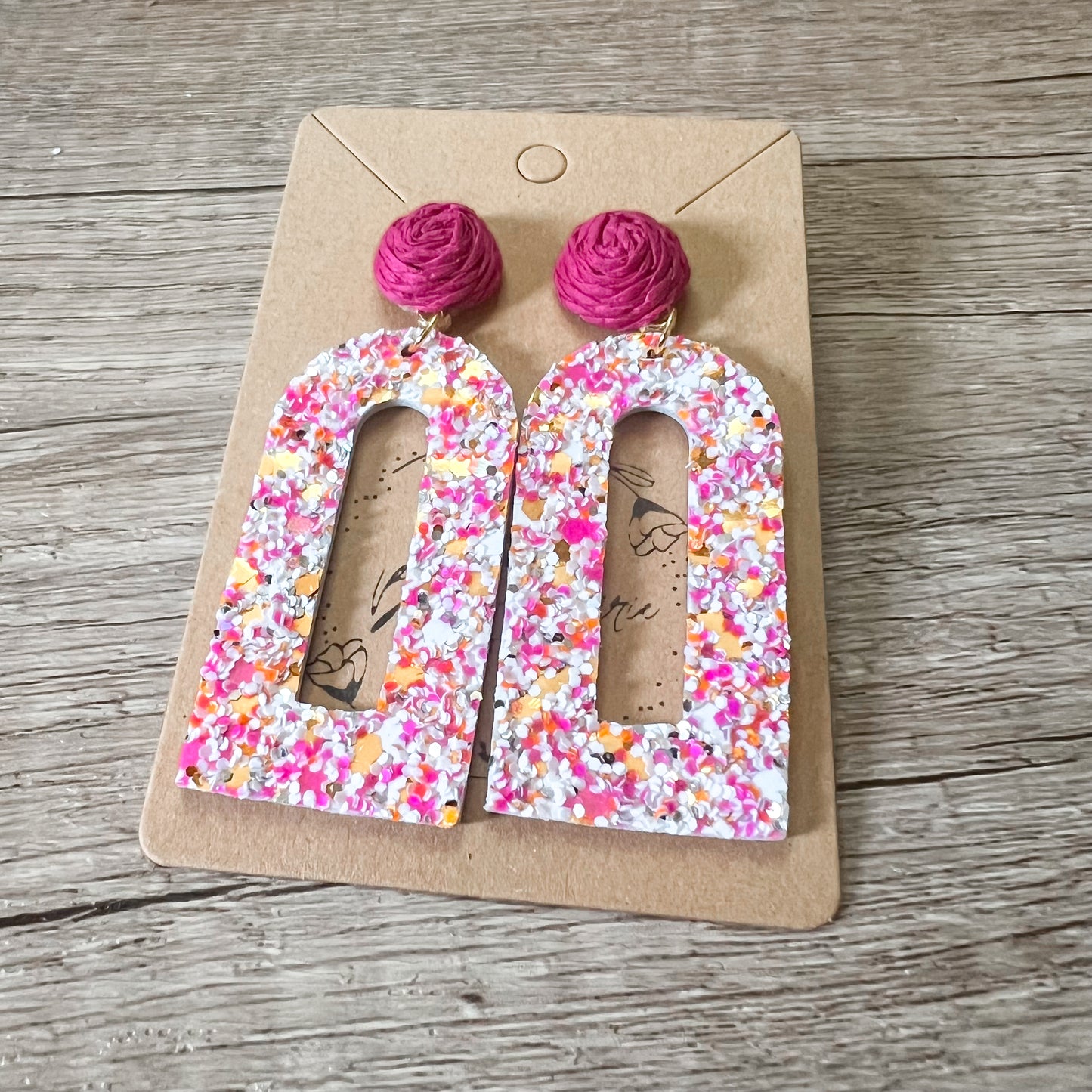 Sandy Raffia Pink Glitter Cutout Arch Earrings