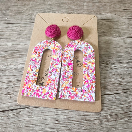 Sandy Raffia Pink Glitter Cutout Arch Earrings